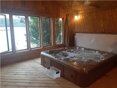 Riverside Lac Labelle with a hot tub