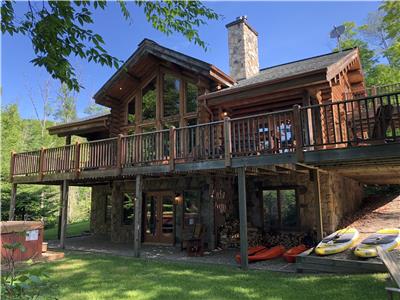 Chalet Cherokee, Log Home on the Waterfront, 6 bedrooms Near Mont-Tremblant