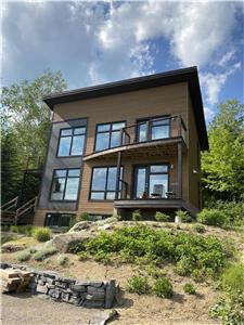 Magnifique maison avec vue sur le fleuve et la montagne du Massif,  10 minutes de Baie Saint-Paul