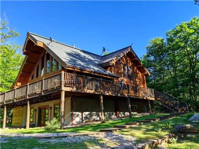 Luxurious Log Cabin with Hot Tub and EV Charger