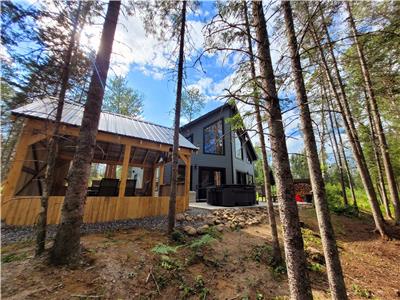 Superb Chalet located on the banks of the Mkinac RIVER with SPA & Fireplace