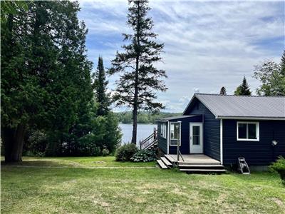 La Kabnn! NEWLY RENOVATED WATERFRONT COTTAGE!! - 1 Hour 30 Minutes from Downtown Ottawa