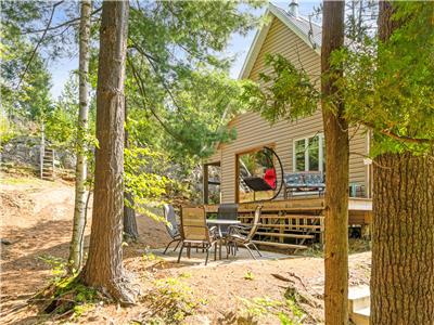 Gorgeous Chalet on the water's edge with private lake in Mauricie, with 3 bedrooms