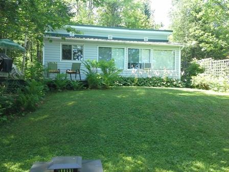 Le chalet du huard, bord de l'eau, borne de recharge auto électrique, prix alléchant.