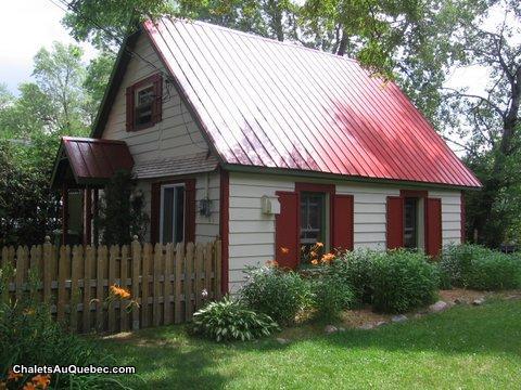 Near Mont-Tremblant - AT THE EDGE OF THE RED RIVER - WITH 2 KAYAKS. Cleaning fees included