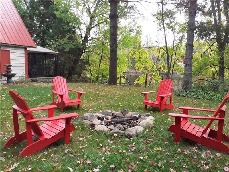 Near Mont-Tremblant - AT THE EDGE OF THE RED RIVER - WITH 2 KAYAKS. Cleaning fees included