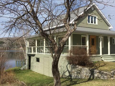 Chalet confortable sur le bord du lac Pohénégamook.