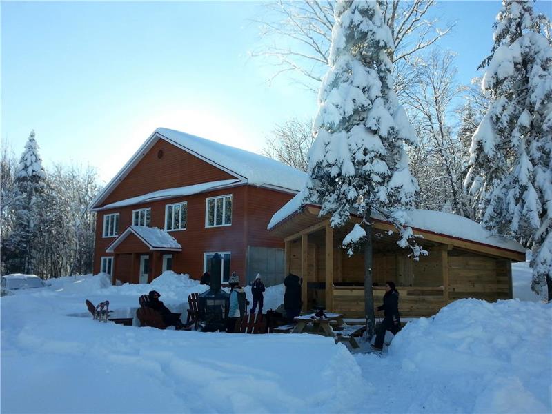 Deux unités, 6 chambres,  possibilité plusieurs familles. À 15 min Massif Charlevoix et Baie-St-Paul