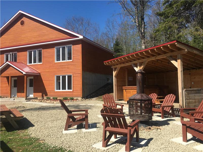 15 min. from Baie-St-Paul , 2 condos and 6 rooms