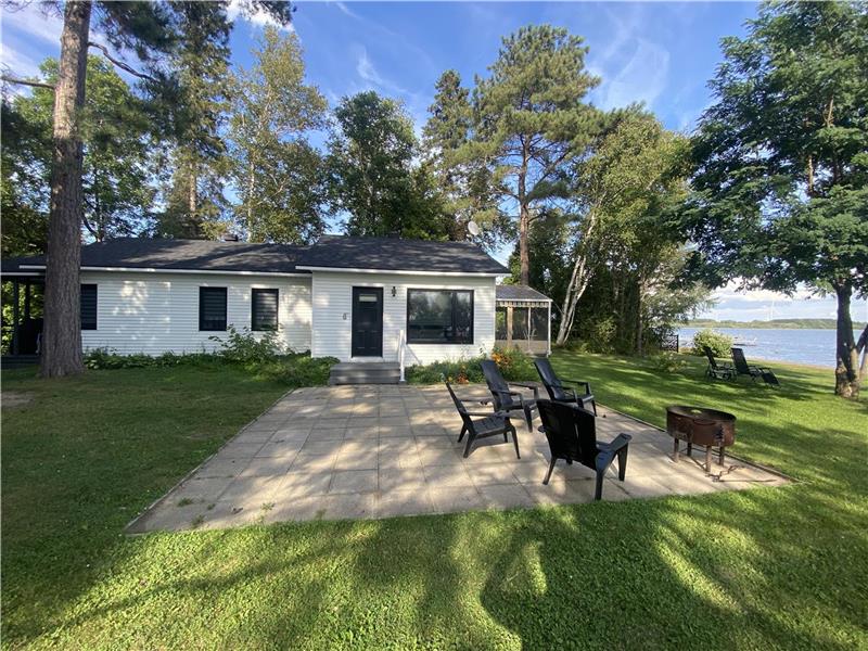 DISPONIBLE! Le Chalet du Havre, terrasse, bord de l'eau, 4 chambres, 2 salles de bain, CITQ 296803