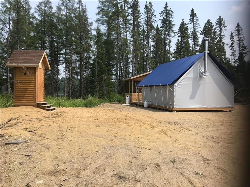 Prêt a camper de luxe , lac privé, aucun voisin, embarcation inclue, quai privé,