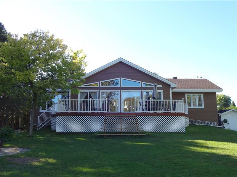 Chalet à Louer Bord de l'eau (Navigable) avec Spa ( L'évasion) CITQ- 303119