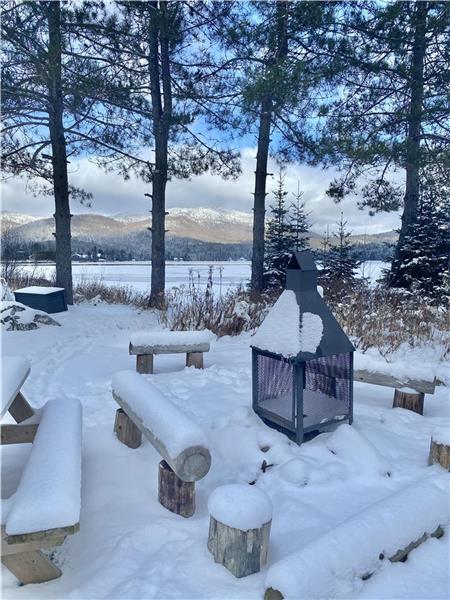 Chalet Bord de l'eau Lac l'Orignal vue sur la Montagne Noire Sable-SPA-Billiard-Foosball
