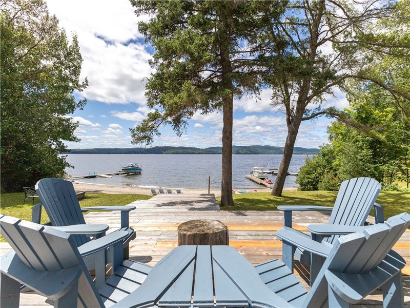 Lakefront Chalet on Lac-Simon · Sunset Views, Sandy Beach & Wood Fireplace