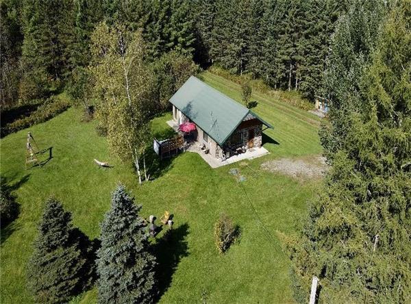 L'érable Argenté   SPA. 100acres de terrain avec chemin privé de 1.8km .  Tranquillité assuré .