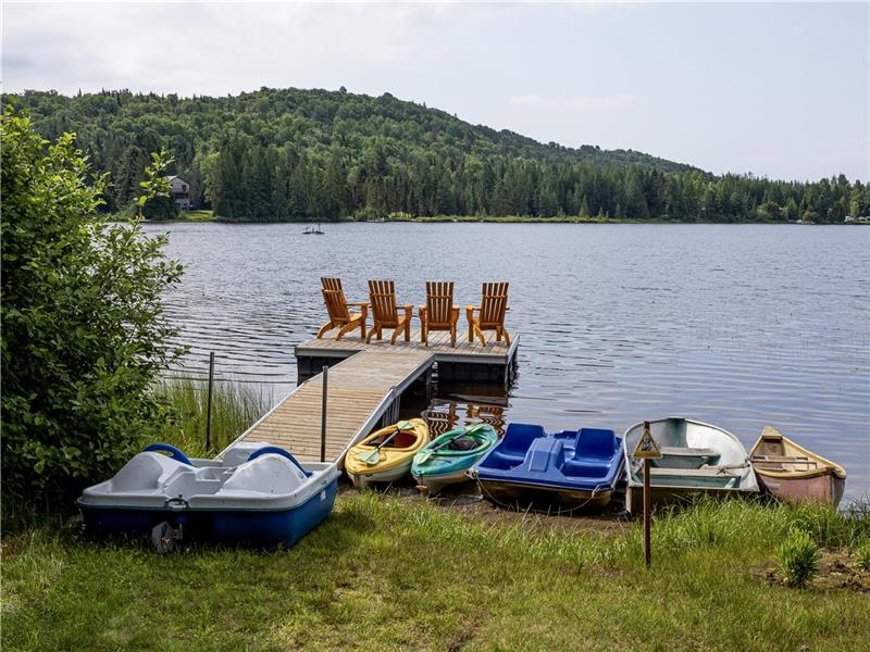 Ste-Lucie chalet - dock, boats, air conditioning, veranda mosquito, private beach, taxes included