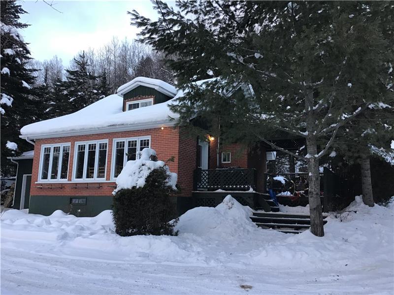 Chalet du lac et des Monts. Bord de l'eau.