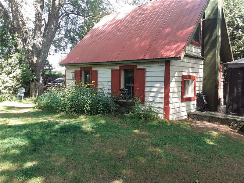 Near Mont-Tremblant- AT THE EDGE OF THE RED RIVER - WITH 2 KAYAKS. Cleaning fees included