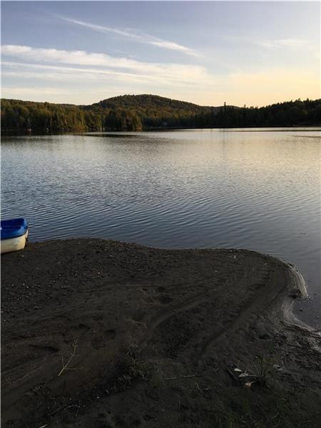 Chalet rénové au bord du lac – Saint-Adèle