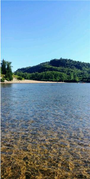 Chalet bord de la rivière rouge. Plage
