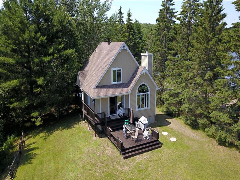 Magnifique chalet à louer dans la région des Laurentides, bord de l'eau avec quai privé .