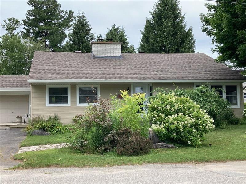 Charmante maison avec terrain privé à Montebello