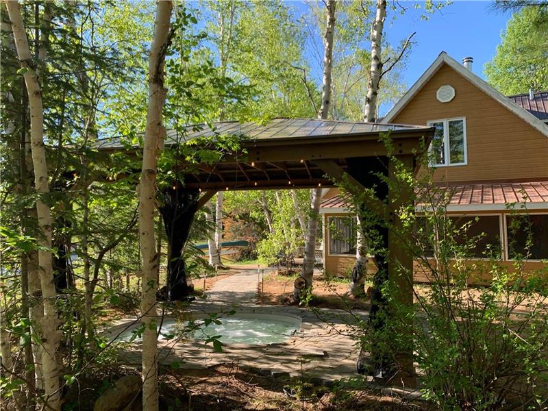 Chalet/SPA l'Oasis de Mandeville au bord du lac, avec plage de sable privée et embarcations!