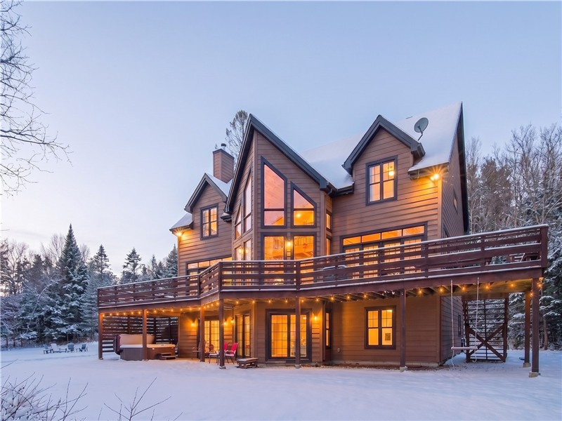 Chalet Phoenix avec quai privé sur le lac Labelle Covid Politique