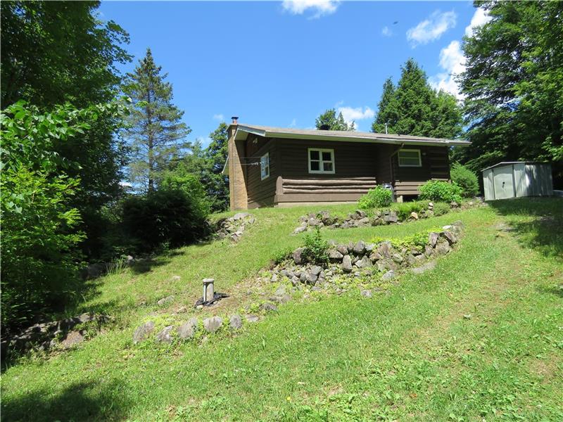 Log cabin, 1h from Mtl, access to the lake, fireplace, kayaks, air conditioning, taxe included