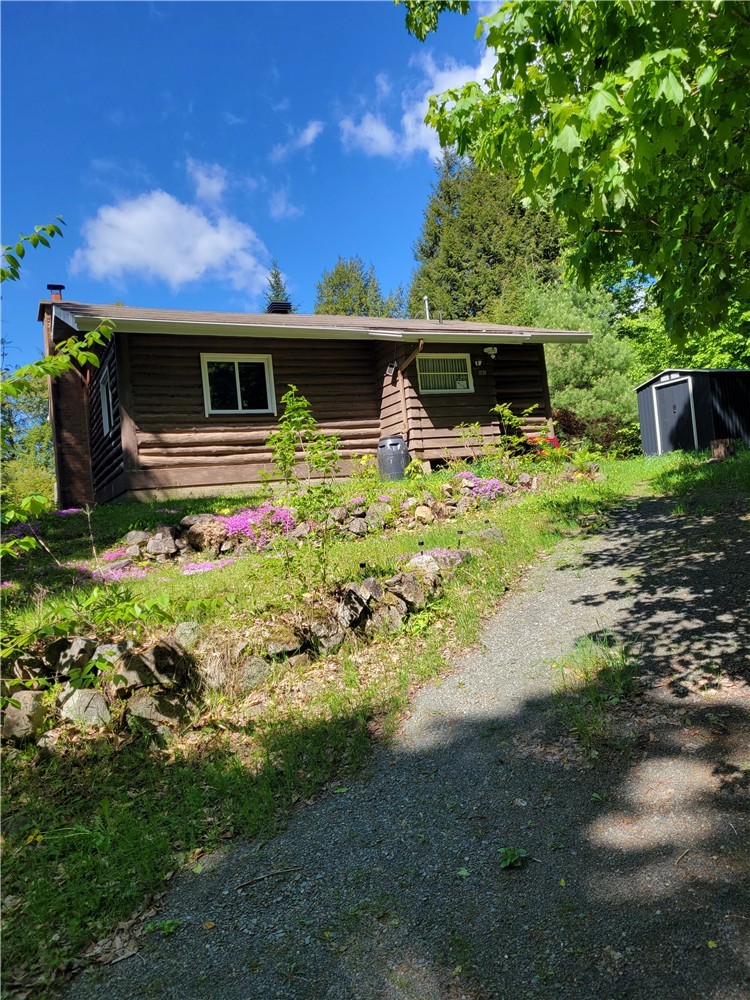 Chalet Shanti,1h de Mtl, laurentides, accès au lac, foyer, kayaks, wifi, A/C, taxes incluses