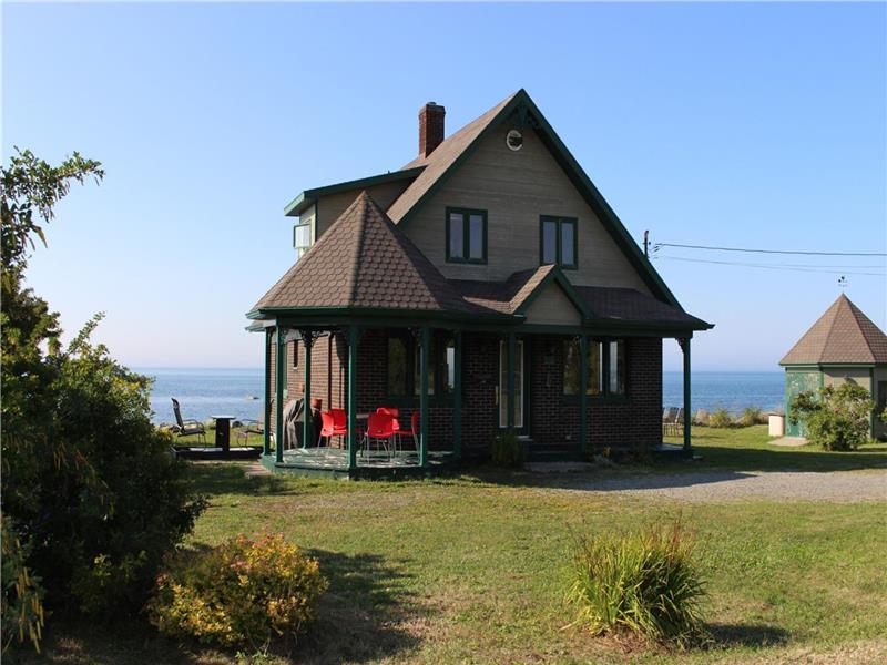 Rêves de mer, situé au bord de mer à Ste-Luce. En attente du permis de location pour le début d'été.