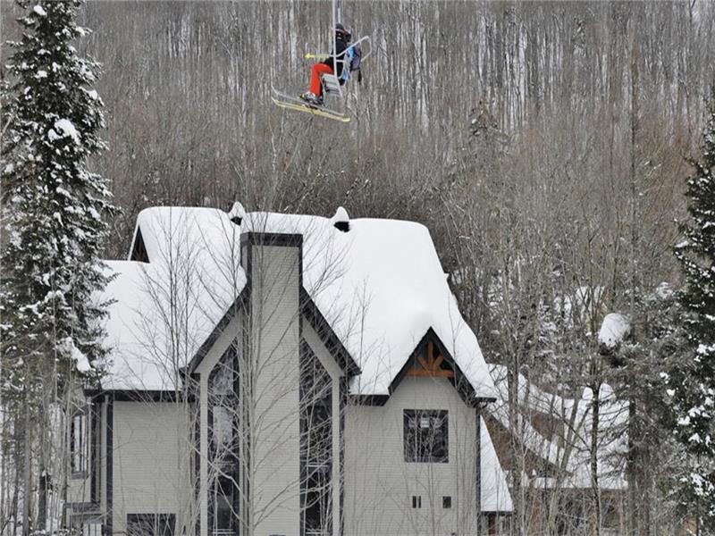 L'Apres-Ski, 20 personnes, le chalet ski-in/ski-out le plus près des pentes.