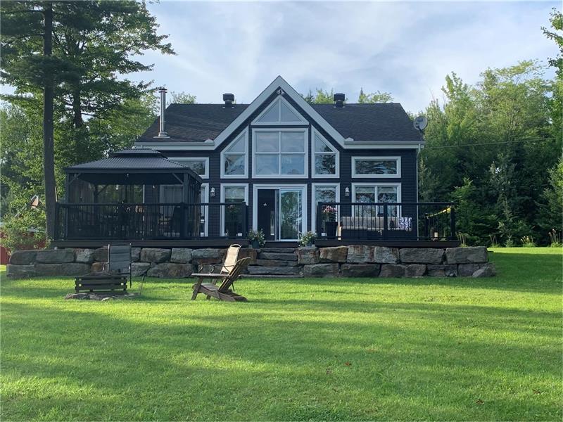 Chalet luxueux a louer sur lac privé (pas de bateaux motorisés).