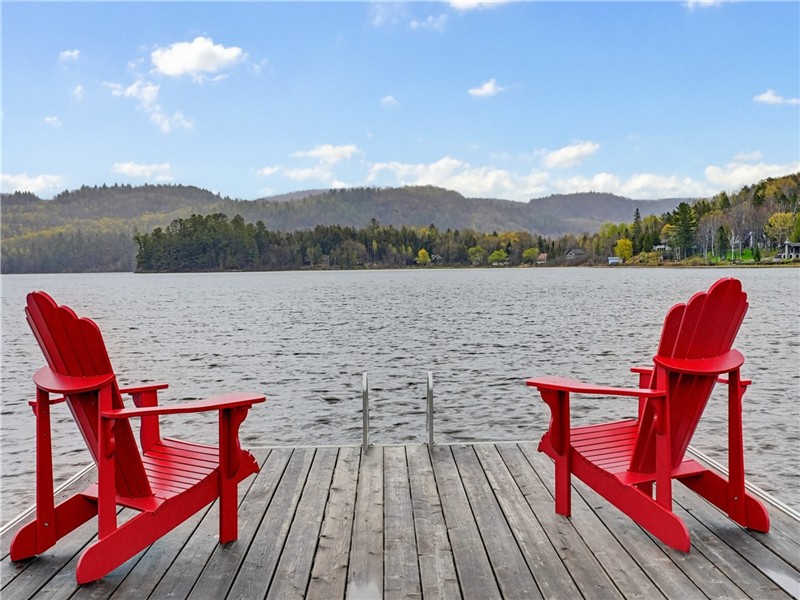 Large modern cottage, by the lac, well equipped, high speed internet