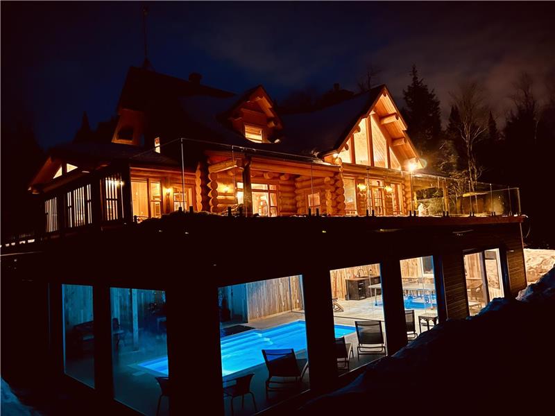 Norwegian, INDOOR POOL,huge WOW 5 stars log cabin, DIRECTLY ON THE LAKE,JACUZZI,St-Sauveur,tremblant