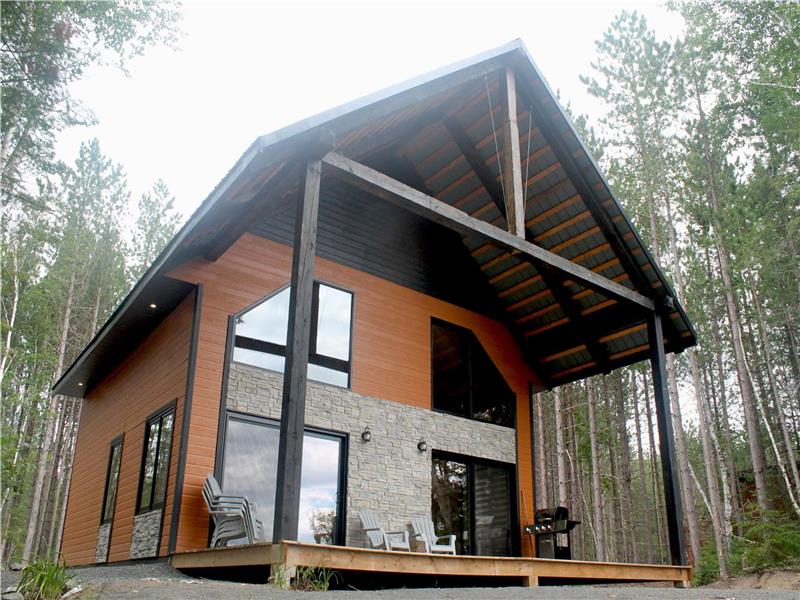 Chalet le Shack eau Max. Avec spa et vue magnifique ! Accès privé à la rivière du loup.