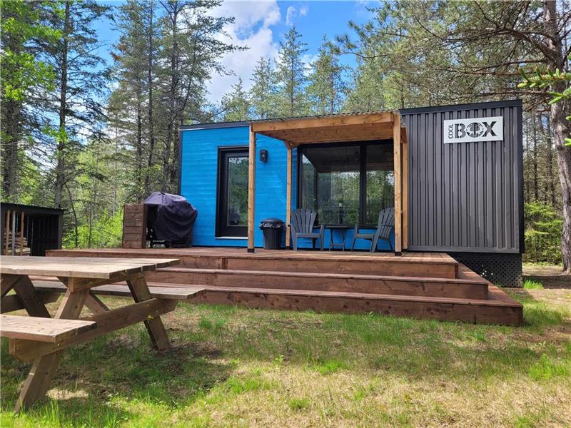 LE GEAI BLEU  Enchanting decor, guaranteed tranquility, our CoolBox will charm you