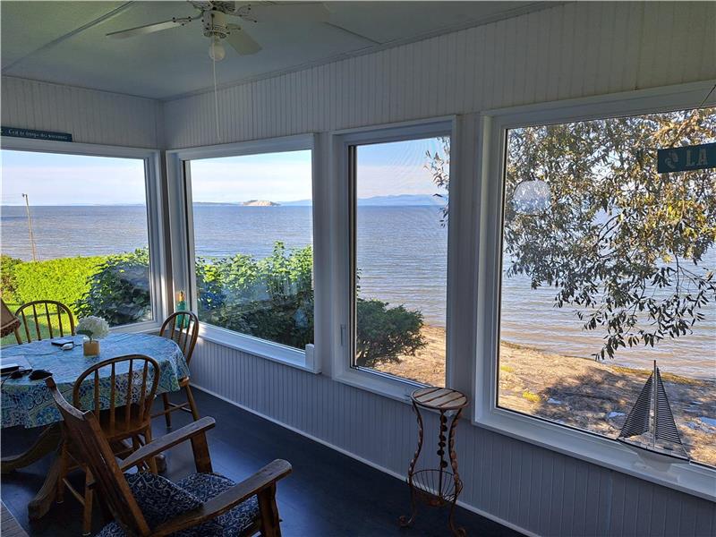 Notre-Dame-du-Portage, petit chalet sympa directement sur le bord du fleuve 