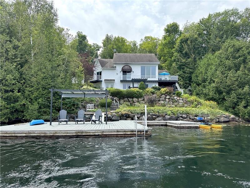 January and February deals. Book 2 nights 3rd free! Hot Tub year round!Lakehouse Paradise.