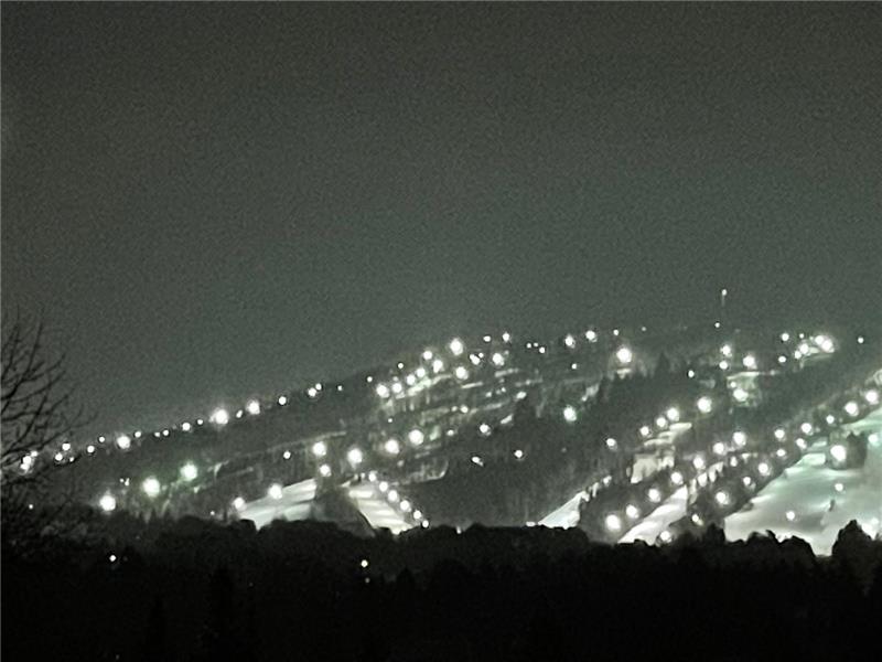 Élégante et chaleureuse demeure avec vue imprenable sur le Mont Saint-Sauveur et ses pistes illuminé