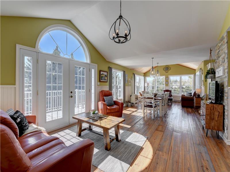 Grand chalet lumineux situé sur le bord d'un lac.