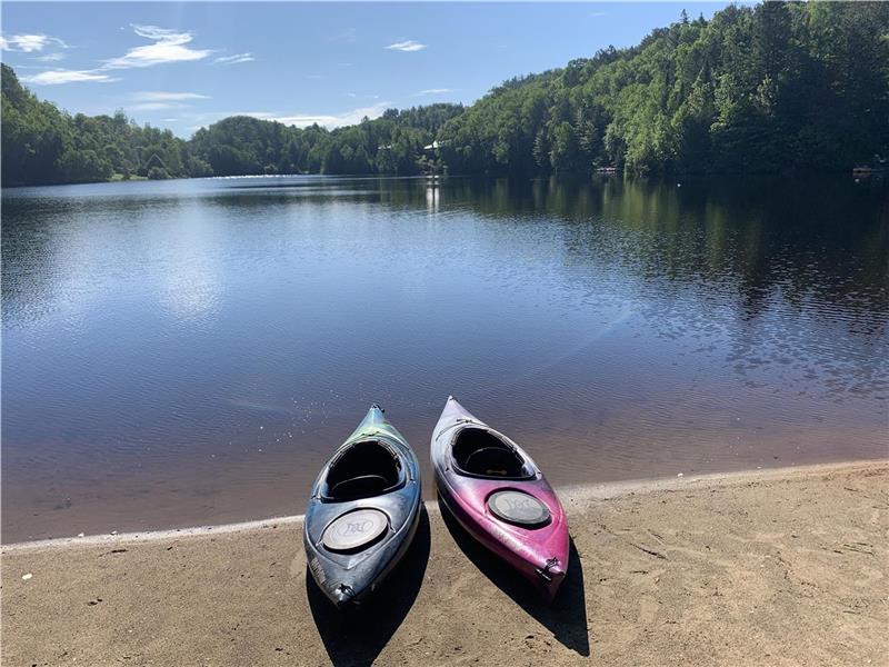 Le Paresseux – Chalet 3CAC à 2 pas du lac, kayaks, plage & foyer | 4.84/5 +100 avis Airbnb