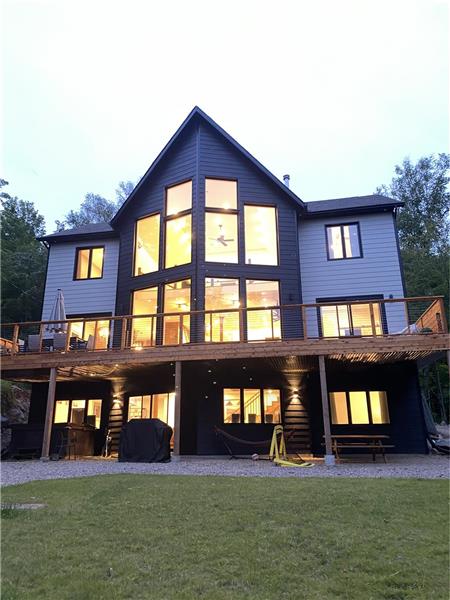 New Luxurious Waterfront White sand BEACH SPA BILLARD ARCADE GAMES - Close to Tremblant