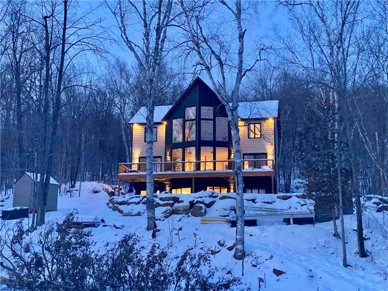 Luxueux Chalet Bord de l'eau, 100' de PLAGE Sable, SPA+ Table Billard