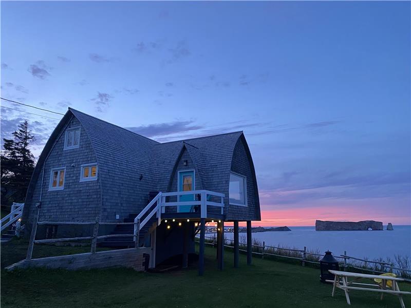 CHALET PERCHÉ SUR LE ROCHER - FACE AU ROCHER PERCÉ ET ÎLE BONAVENTURE