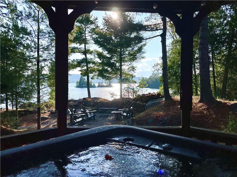 Le chalet des Hérons. Situé directement au bord du Petit Lac Nominingue avec quai et vue magnifique