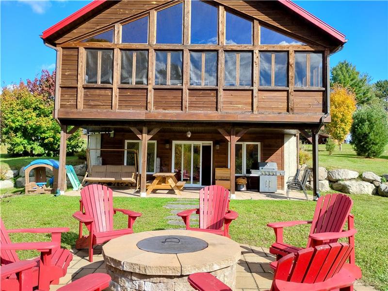 Le chalet rouge au bord de l'eau