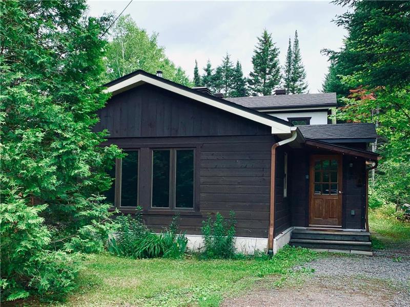 Spacious rustic house in the heart of the Laurentians with lake access