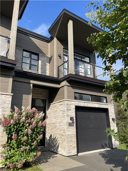 Modern Town House on golf course near ski+bike slopes with pool