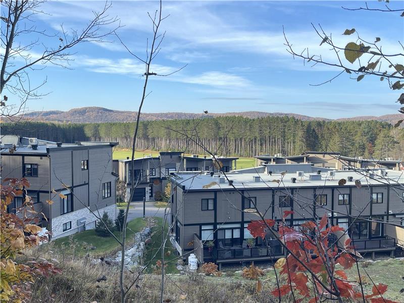 Modern Town House on golf course near ski+bike slopes with pool